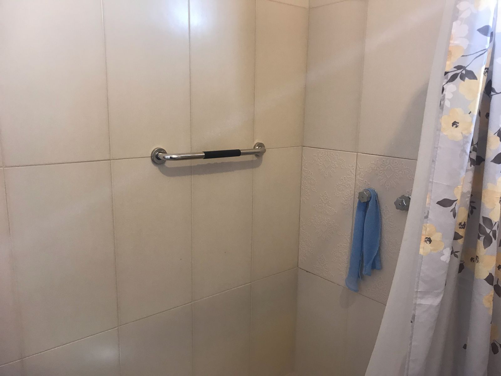 Barra de apoyo instalada en baño
