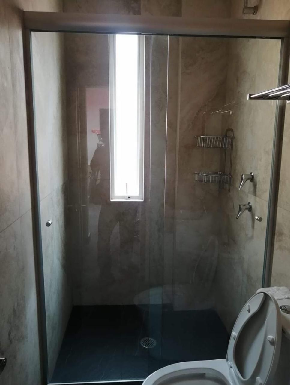 Cancel corredizo de cristal en un baño