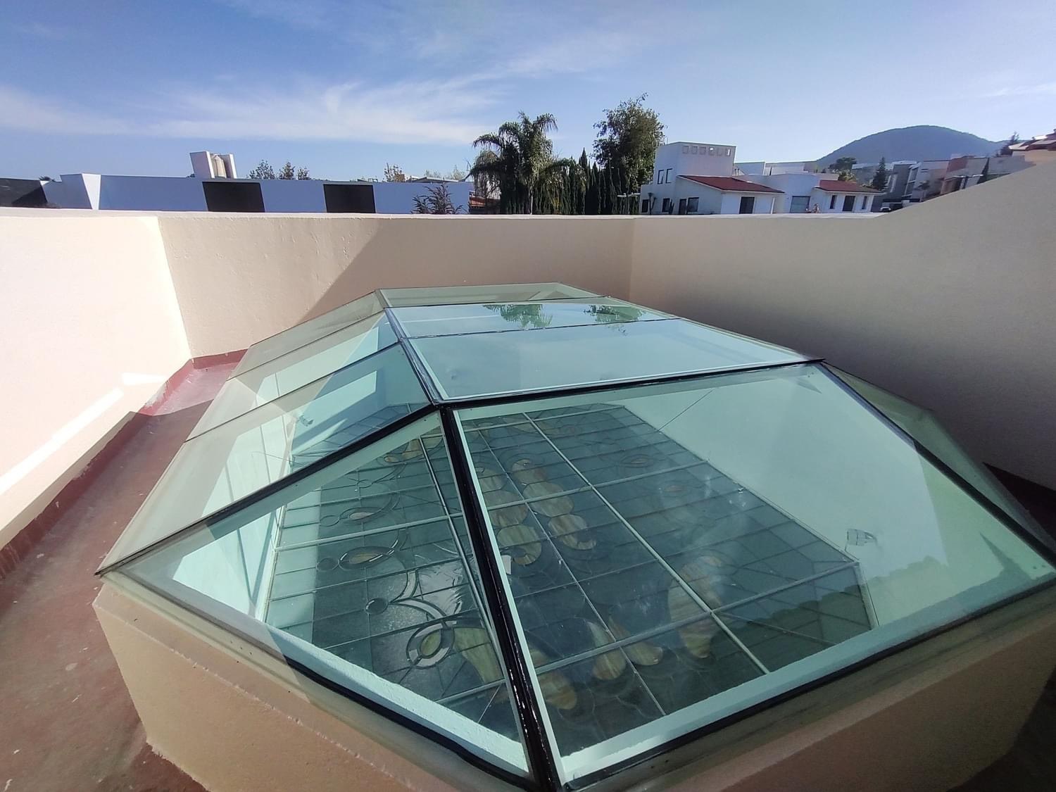 Domo geométrico instalado en azotea