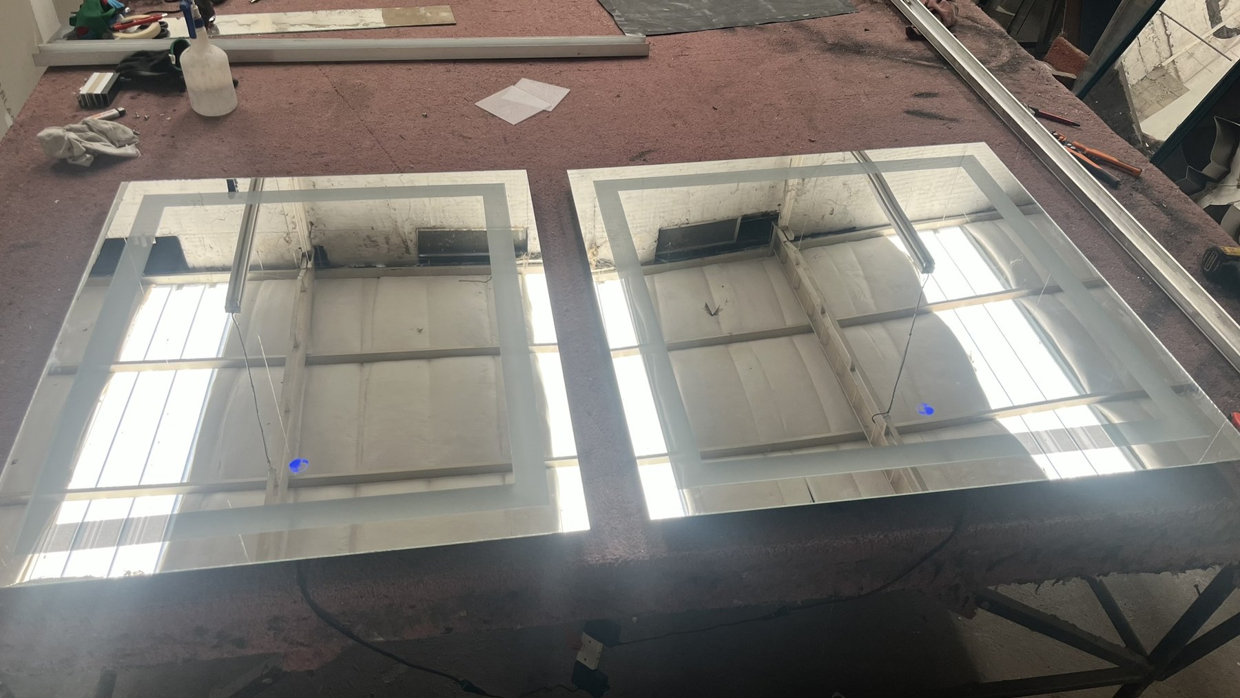 Espejo LED rectangular en proceso de preparación en taller